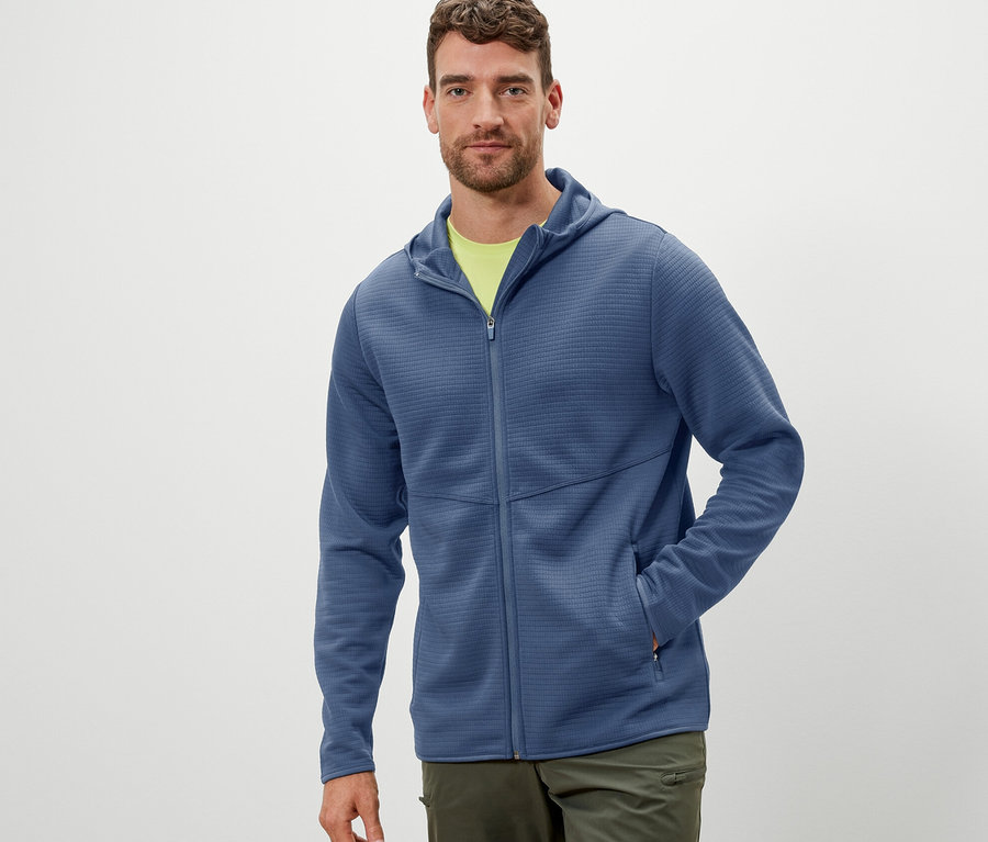 Mann trägt eine Funktionsjacke.