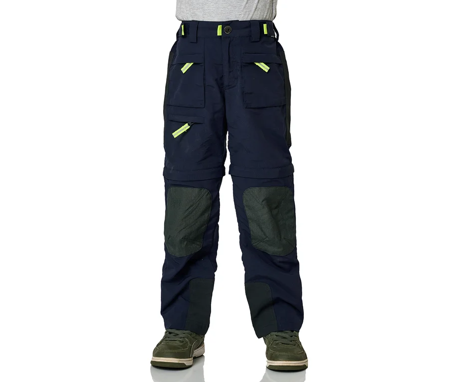 Marineblaue JAKO-O Zipp-off-Hose mit neongelben Akzenten und Knieverstärkungen, getragen zu grünen Sneakers.