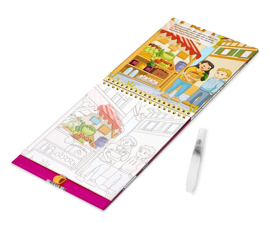 Aufgeschlagenes Malbuch mit einer farbigen und einer auszumalenden Seite, die eine Szene auf einem Bauernmarkt mit Obst, Gemüse und Personen darstellen; daneben ein Pinsel.