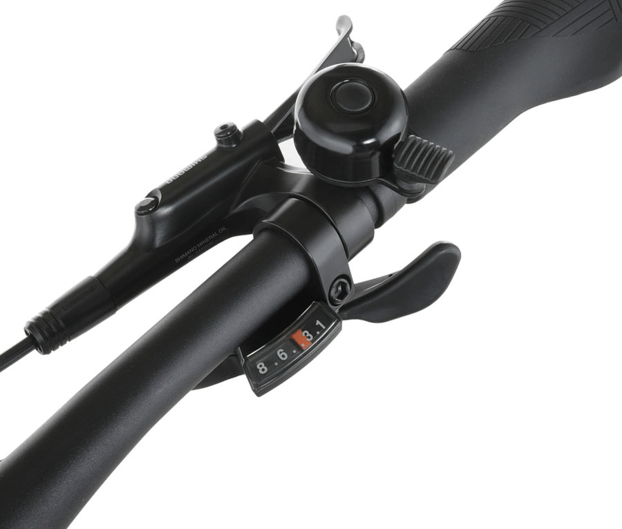 Detailaufnahme des Lenkers eines FISCHER Trekking-E-Bikes TERRA 2.2 ACTIVE, mit Trapez Rahmen, der Klingel, dem Bremshebel und der Gangschaltung.