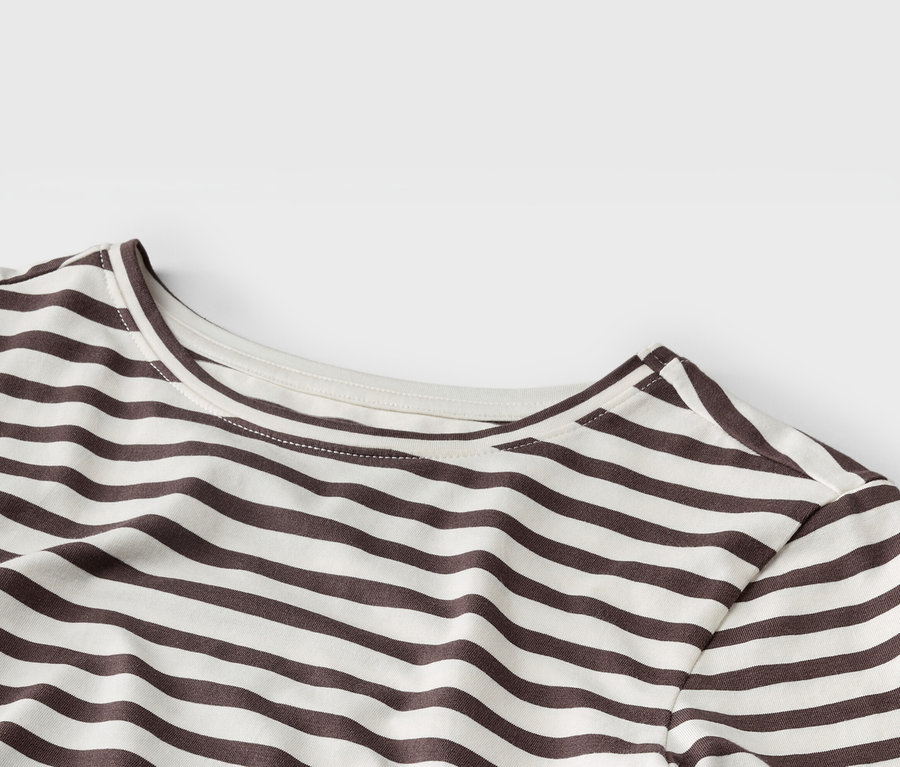Nahaufnahme eines T-Shirts mit braunen Streifen auf einem weißen Hintergrund.