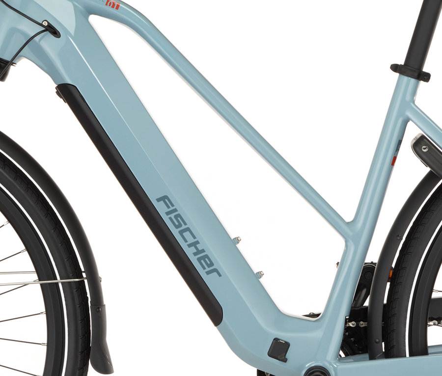 Nahaufnahme des FISCHER Trekking-E-Bike VIATOR MOVE mit Trapez-Rahmen in Hellblau, mit Fokus auf Rahmen, Reifen und FISCHER-Logo.