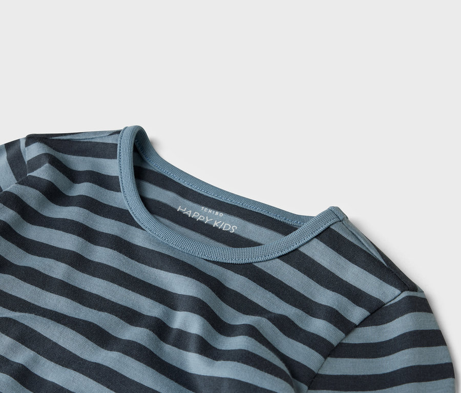 Detailansicht eines blau-grau gestreiften T-Shirts mit der Aufschrift "TCHIBO HAPPY KIDS" am Kragen.