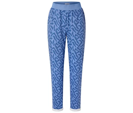Eine blaue Hose mit hellblauem Muster liegt auf einem weißen Hintergrund.