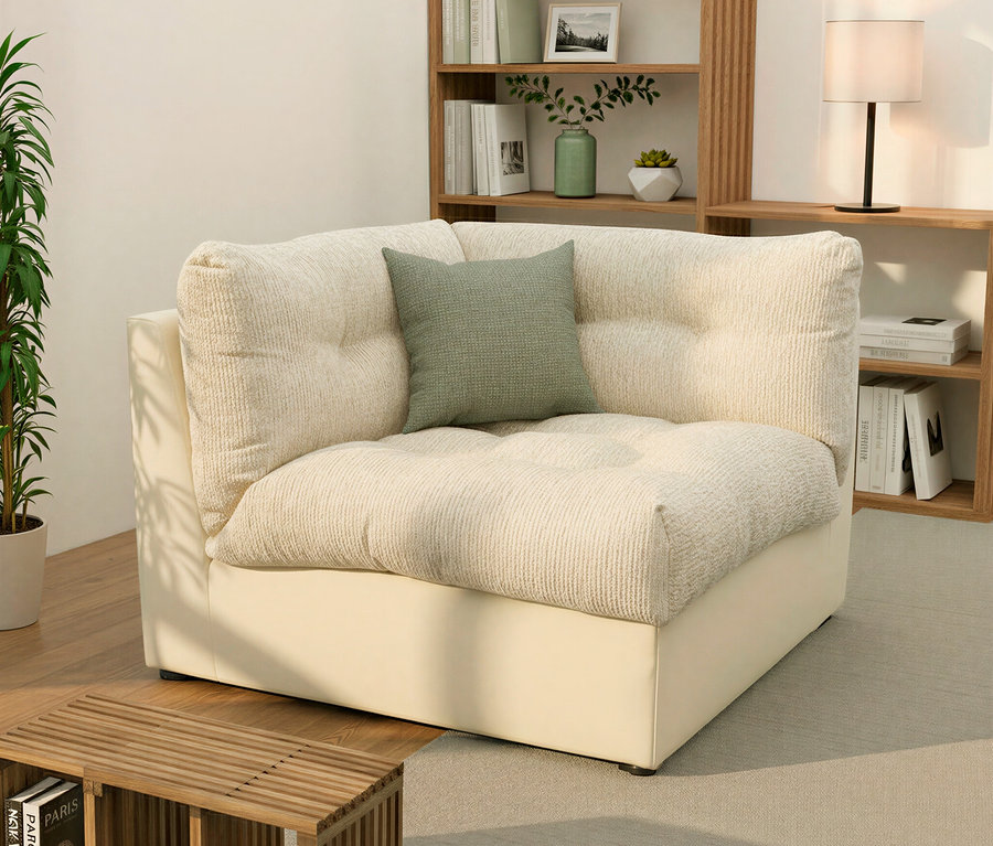 Beiges Ecksofa mit olivgrünem Kissen, neben einem Holzregal und einer Pflanze.