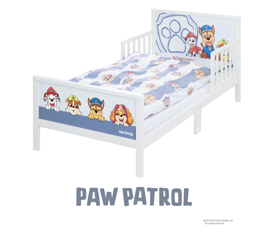 Ein weißes Kinderbett mit Paw Patrol-Motiven auf dem Bettrahmen und der Bettwäsche.