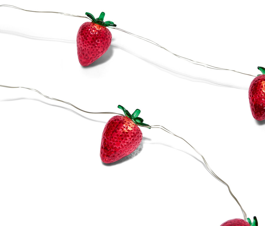 Erdbeer-Lichterkette auf weißem Hintergrund.
