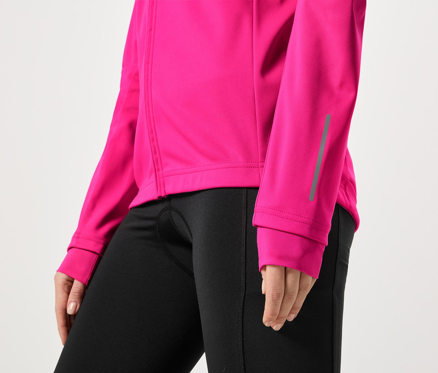 Nahaufnahme einer Person, die eine pinke Jacke mit Reißverschluss und schwarze Leggings trägt.