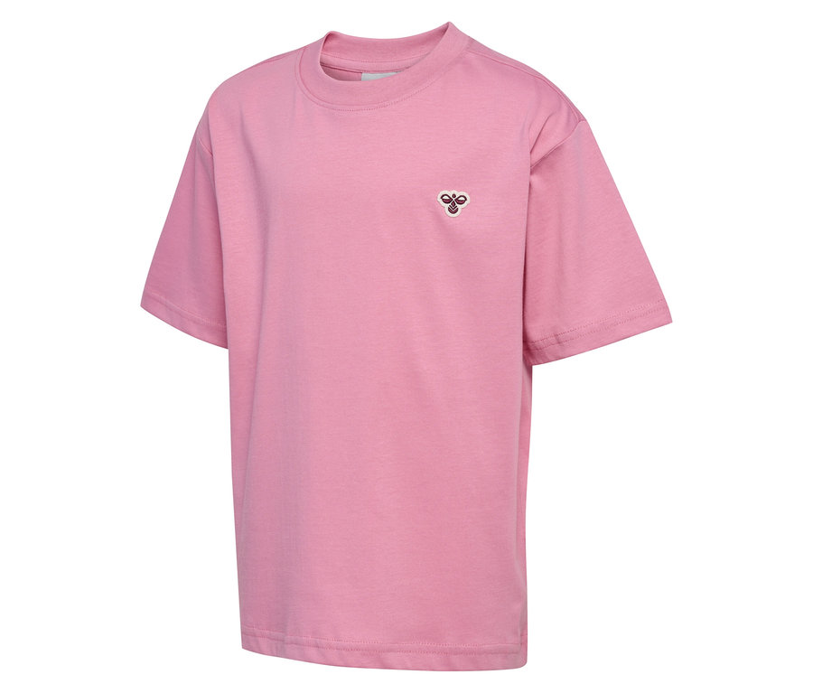 Nahaufnahme des hummel® HMLJR Loose T-Shirts in Rosa mit kleinem Logo auf der Brust.