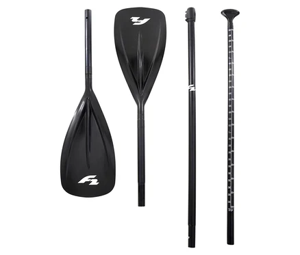Vier schwarze Einzelteile eines F2 2-in-1-SUP-Kajak-Paddles auf weißem Hintergrund. Zu sehen sind zwei Paddelblätter und zwei Schaftteile, eines davon mit T-Griff und Längenmarkierungen.
