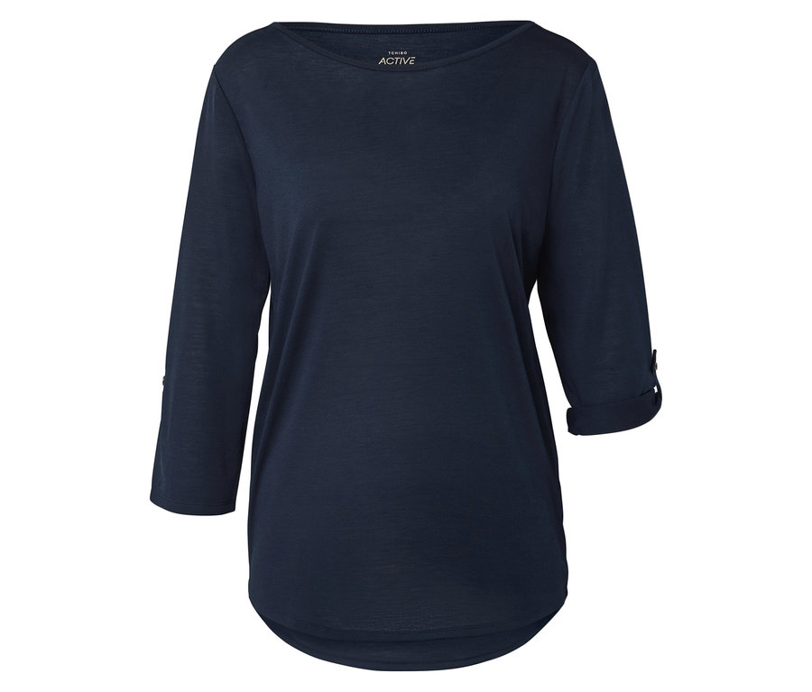 Ein marineblaues Langarmshirt mit hochgekrempelten Ärmeln liegt auf einem weißen Hintergrund.