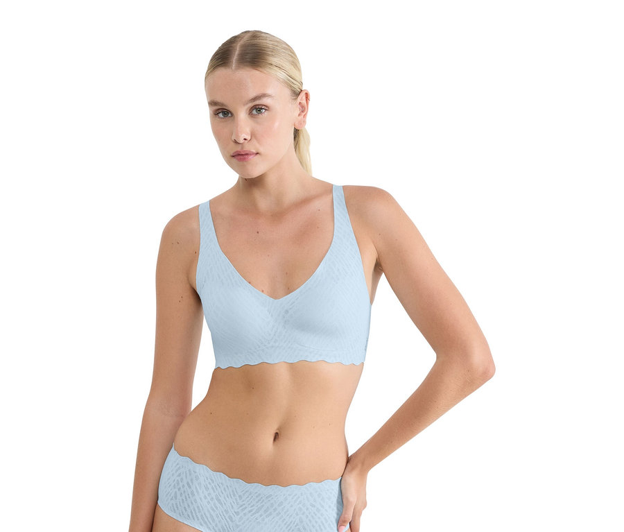 Frau trägt hellblauen BH und Unterhose mit geometrischem Muster.