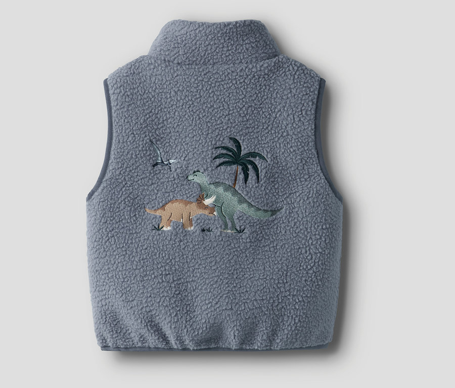 Graue NAME IT Teddyweste mit Dinosaurier- und Palmenstickerei.