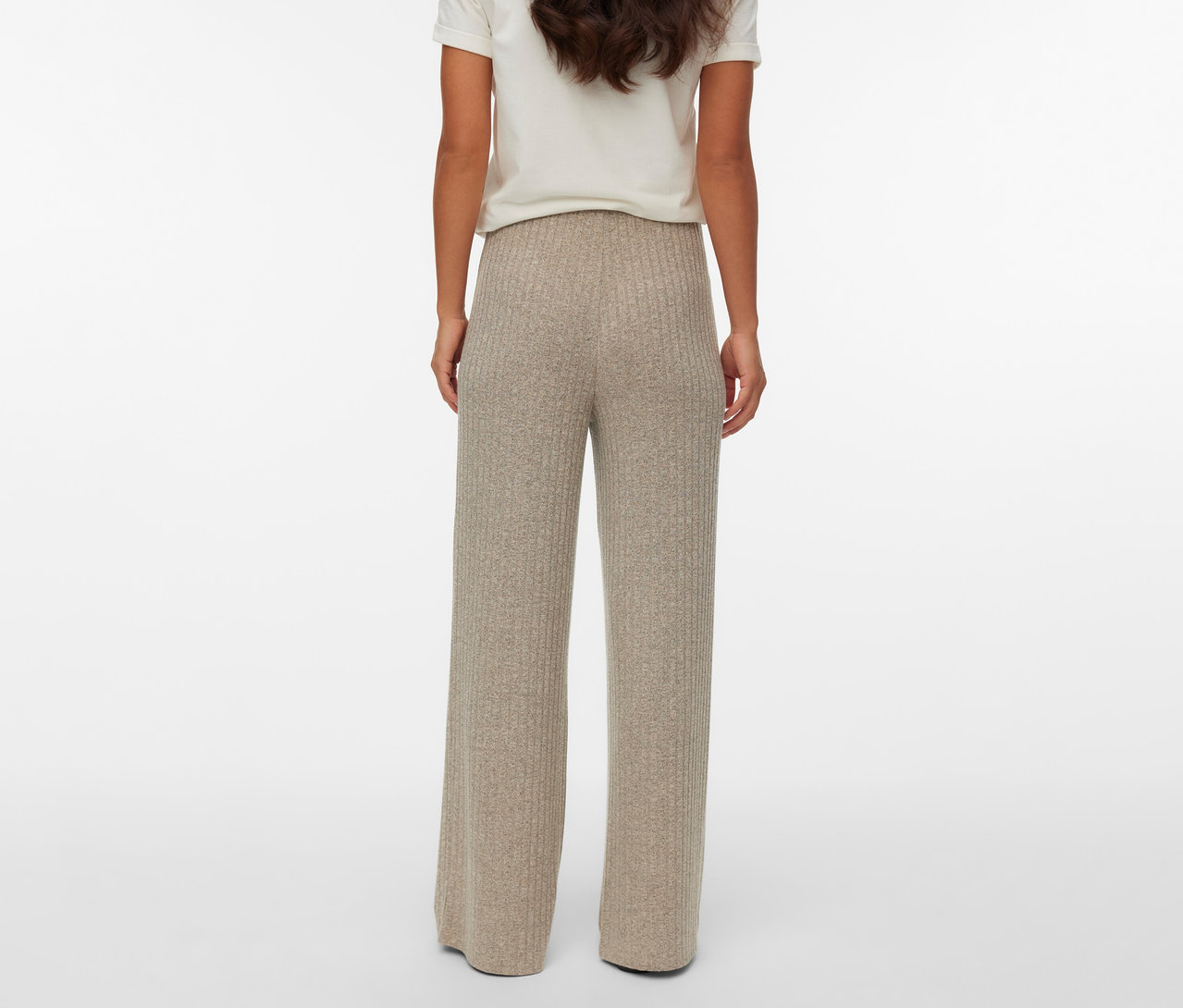 Rückansicht einer Frau mit beigem T-Shirt und MAMALICIOUS Loosefit Hose »MLPAMMIE«.