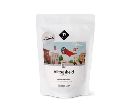 Eine weiße Packung 19grams x roasted. - Alltagsheld Co-Roast #3 Omni-Roast - 250 g Ganze Bohne.