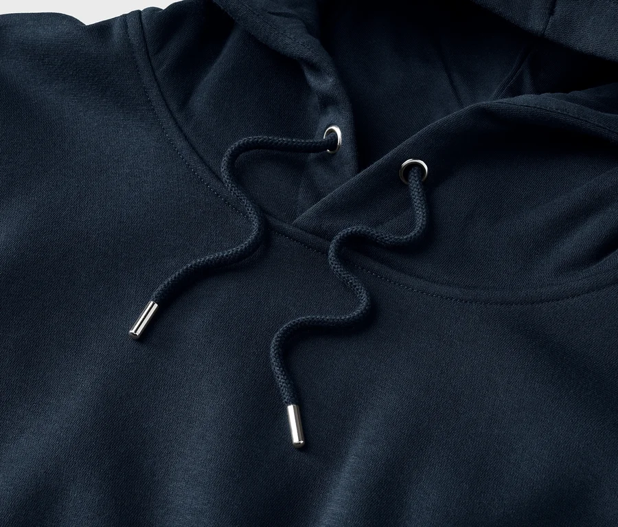 Dunkelblauer Hoodie mit Kapuze, silbernen Ösen und dunkelblauen Kordeln mit silbernen Enden.