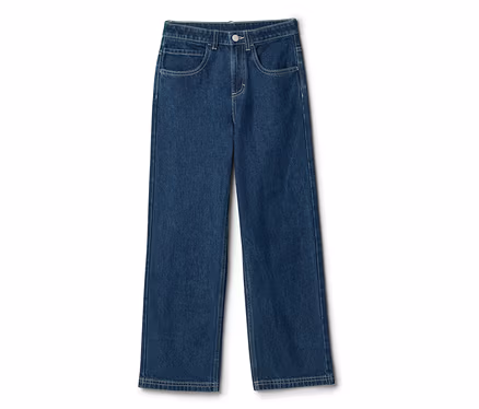 Dunkelblaue Jeans mit geradem Bein und heller Kontrastnaht, von vorne gezeigt.