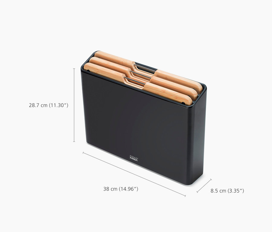 Ein schwarzer Joseph Joseph Folio™ Steel Bamboo Schneidebretter-Halter mit vier Bambus-Schneidebrettern, 28,7 cm hoch, 38 cm lang und 8,5 cm breit.