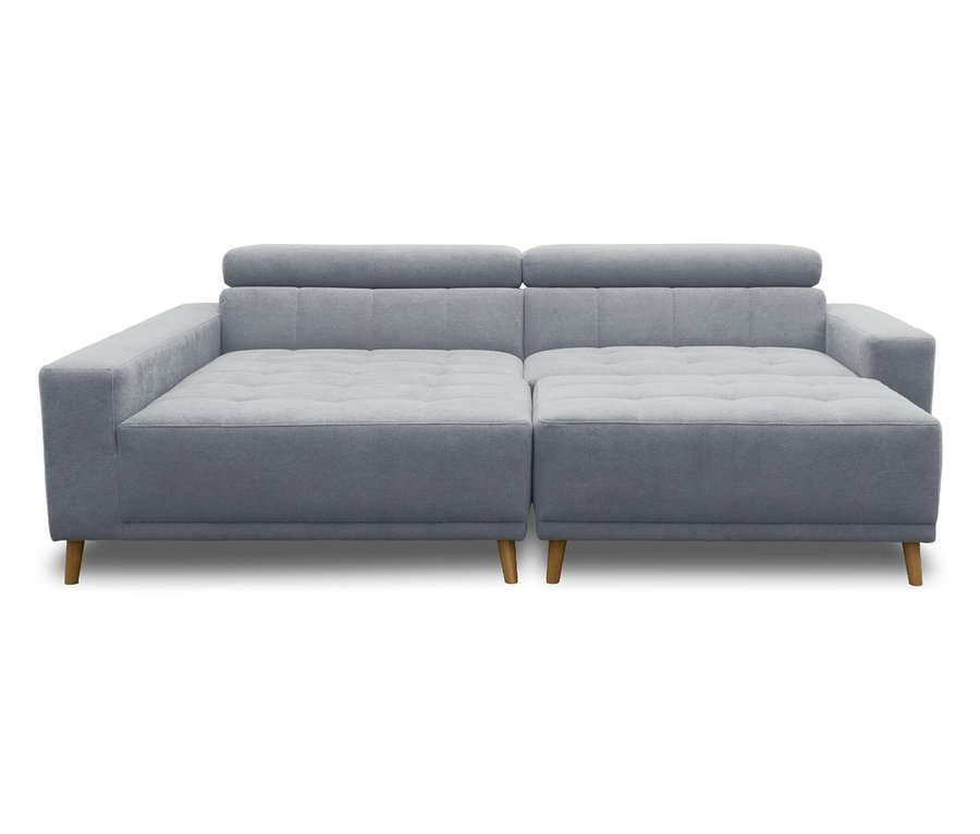 Ein hellgraues Modulsofa mit zwei Abschnitten, getufteten Sitzen und Holzbeinen. Der linke Abschnitt hat eine Standardarmlehne, während der rechte Abschnitt wie eine Chaiselongue nach vorne verlängert ist. Beide Abschnitte haben verstellbare Kopfstützen.