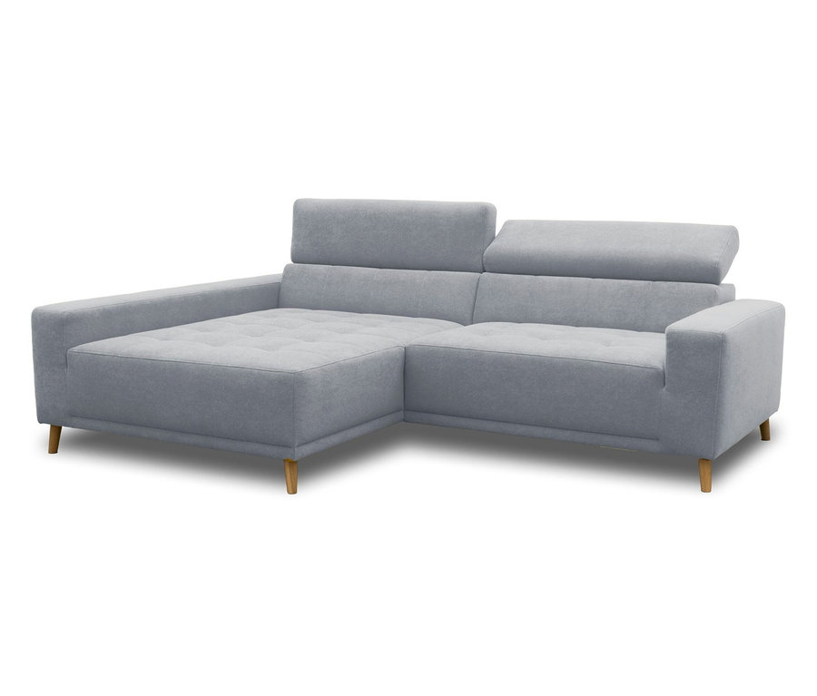 Helles graues Ecksofa in L-Form mit verstellbaren Kopfstützen, gesteppter Sitzfläche auf der Recamiere und hellen Holzbeinen.