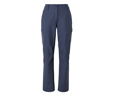 Dunkelblaue Cargohose mit Knopf- und Reißverschluss, Gürtelschlaufen und Seitentaschen, flach auf weißem Hintergrund liegend.