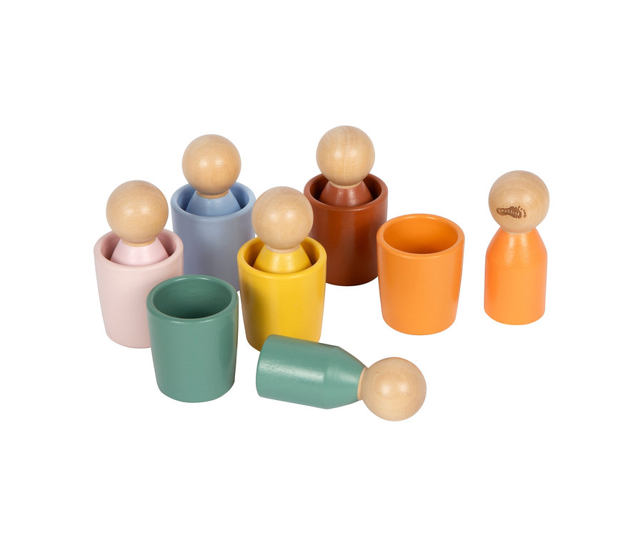 Sechs bunte Holzsteckfiguren und sechs passende Becher des small foot Montessori-Bundle 1. Vier Figuren stecken in Bechern, eine steht daneben, eine liegt auf der Seite.
