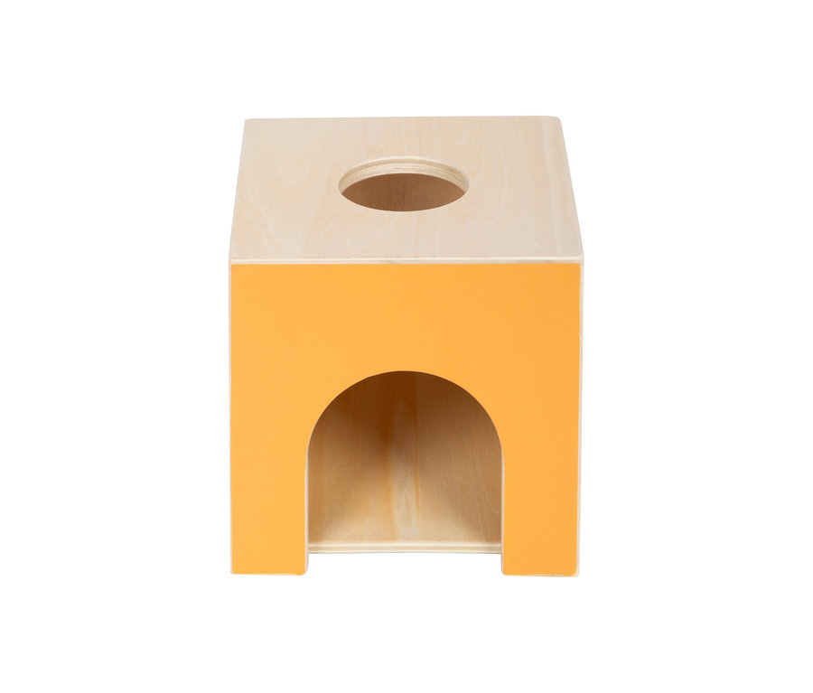 small foot Montessori-Bundle 3 Holzwürfelspielzeug mit naturfarbener Oberseite, orangefarbener Vorderseite mit Bogenöffnung und rundem Loch oben.