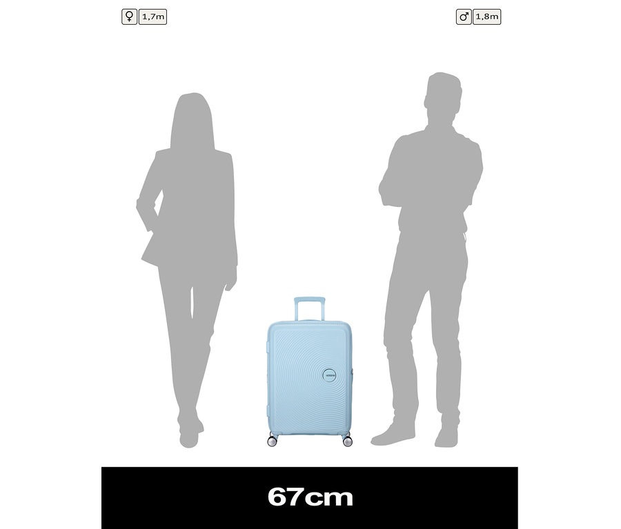 Ein mittelgroßer American Tourister Soundbox Hartschalen-Spinner-Koffer in Pastellblau zwischen zwei Silhouetten (Frau 1,7m, Mann 1,8m). Der Koffer ist 67cm hoch.