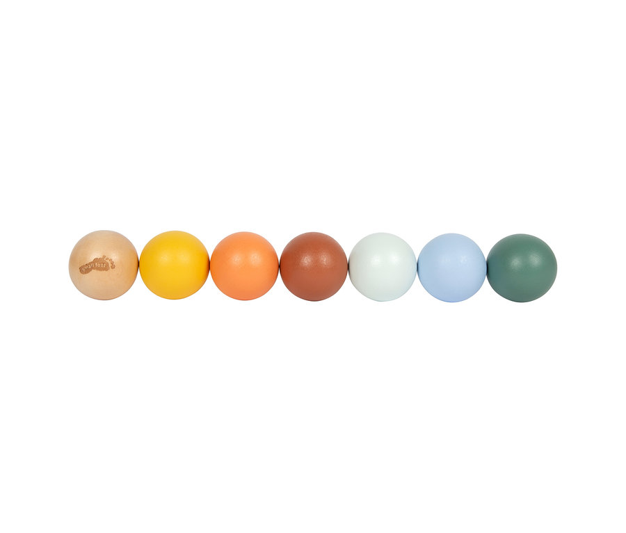 Sieben Holzkugeln des small foot Montessori-Bundle 2, in einer Reihe angeordnet: Natur (mit Logo), Gelb, Orange, Braun, Hellgrün, Hellblau, Dunkelgrün.