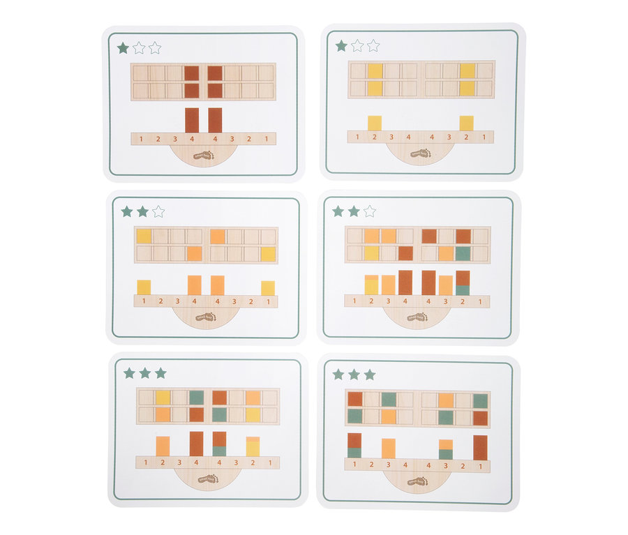 Sechs weiße Karten mit grünem Rand aus dem small foot Montessori-Bundle 2. Jede Karte zeigt ein Muster aus farbigen Blöcken (Braun, Gelb, Orange, Grün) in einem Raster und als vertikale Balken, mit den Zahlen 1, 2, 3, 4, 4, 3, 2, 1 darunter. Sterne oben zeigen den Schwierigkeitsgrad an, der sich auf den Karten unterscheidet.