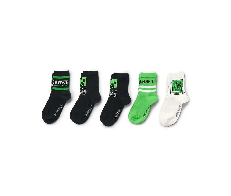 Fünf Paar Socken mit Minecraft-Motiven liegen aufgereiht auf einem weißen Hintergrund.