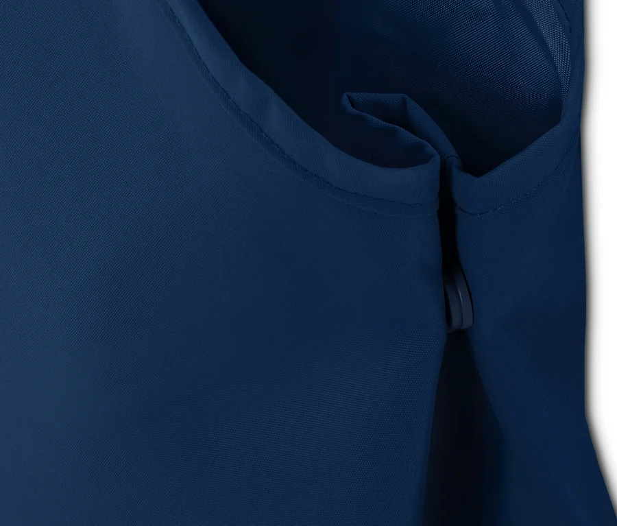 Detailaufnahme einer blauen Regenhose.