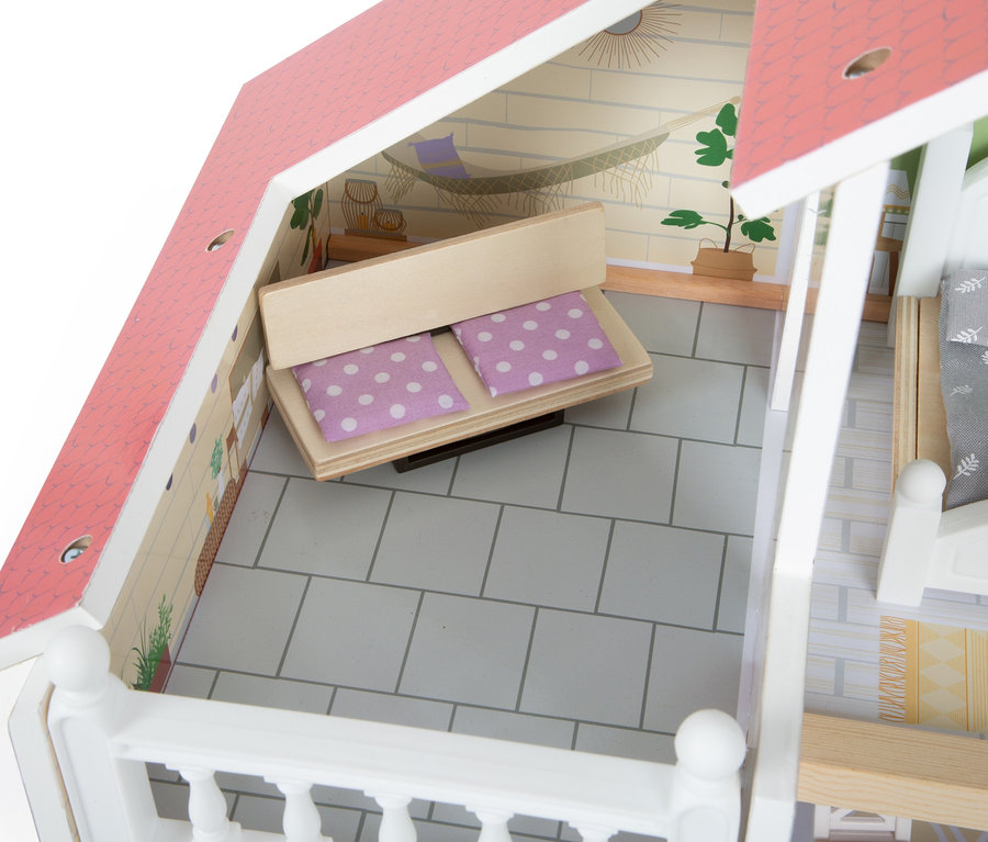 Detailansicht des Innenraums eines small foot Puppenhauses mit Dachterrasse, inklusive einer Holzbank mit lila Kissen.