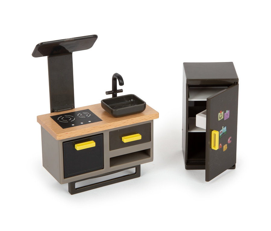 Miniaturküche mit Kühlschrank und Herd. Die Kühlschranktür ist offen.