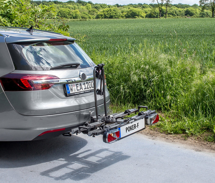 Ein grauer Kombi steht auf der Straße mit montiertem Fahrradträger »Poker-F«.