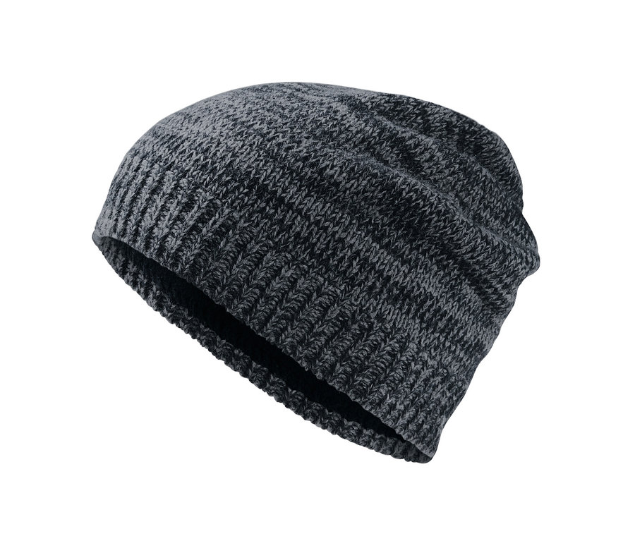 Graue Strickmütze.