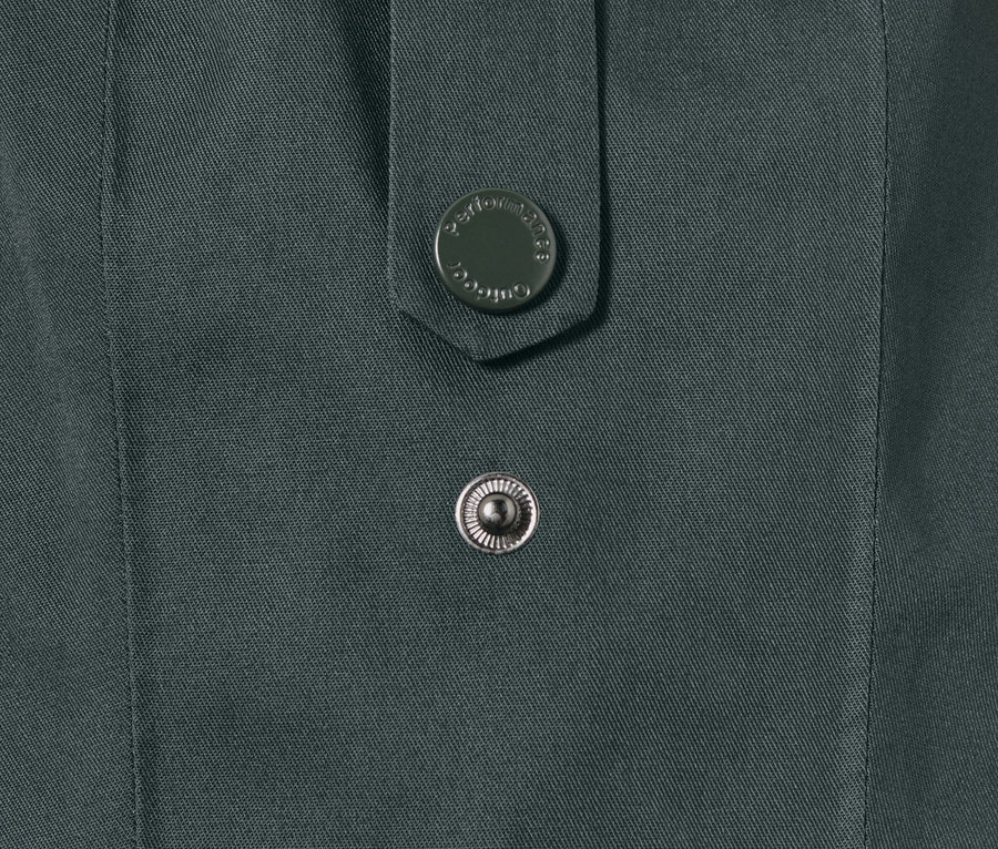 Detail einer Outdoor-Jacke mit zwei Knöpfen.