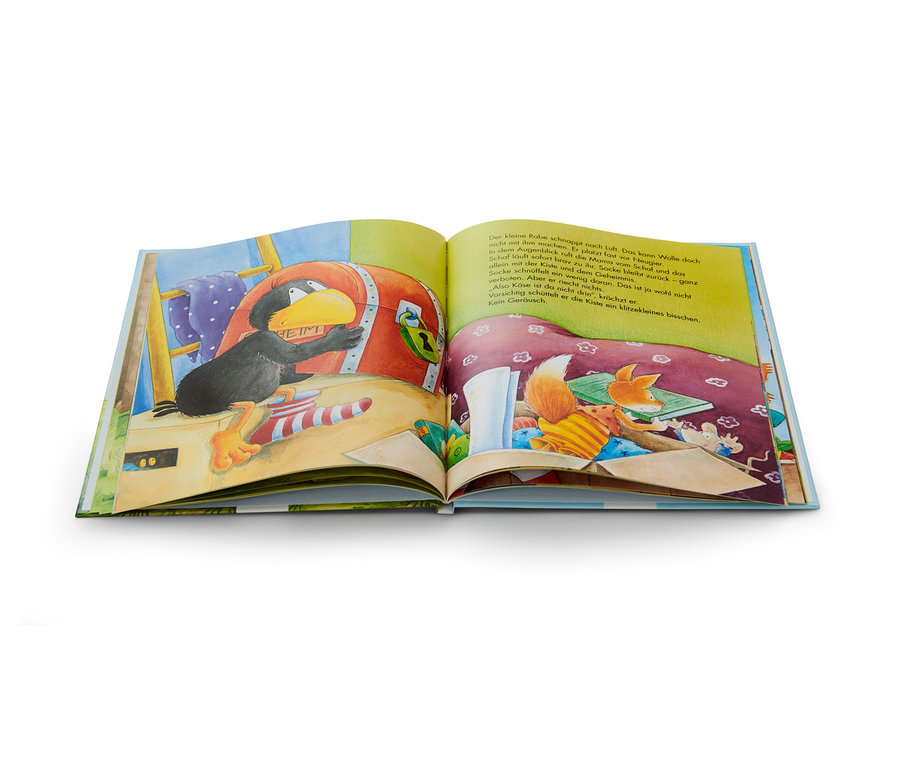 Illustration aus dem Buch: Der kleine Rabe Socke sitzt an einer Truhe, im Hintergrund sind ein Schaf und ein Fuchs zu sehen.