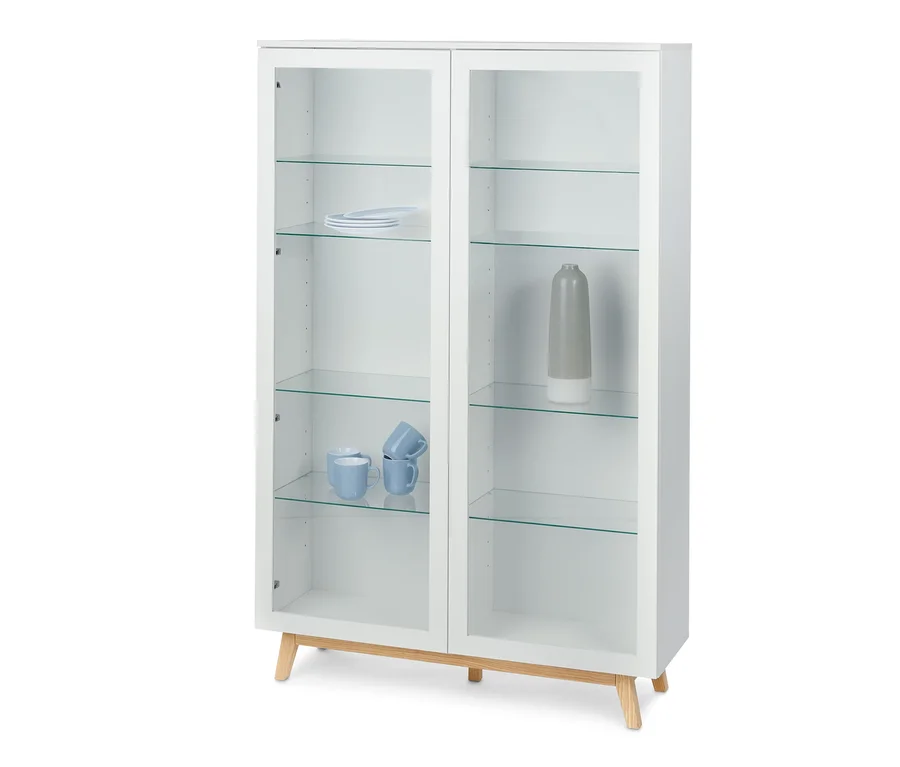 Weiße Vitrine mit Glasböden und Holzfüßen.