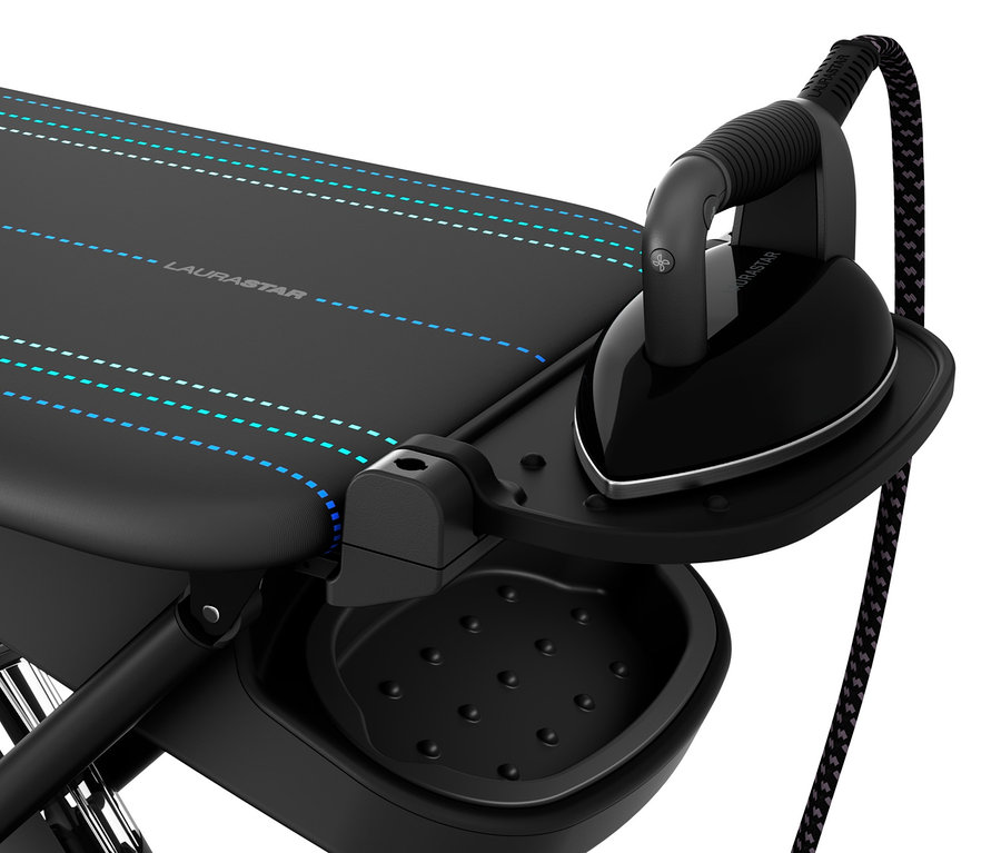 Schwarzes Bügeleisen steht auf Laurastar Bügelsystem »Smart U«.