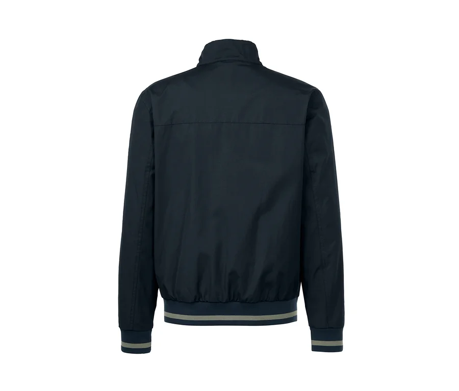 Dunkelblaue Blousonjacke mit gestreiften Bündchen.