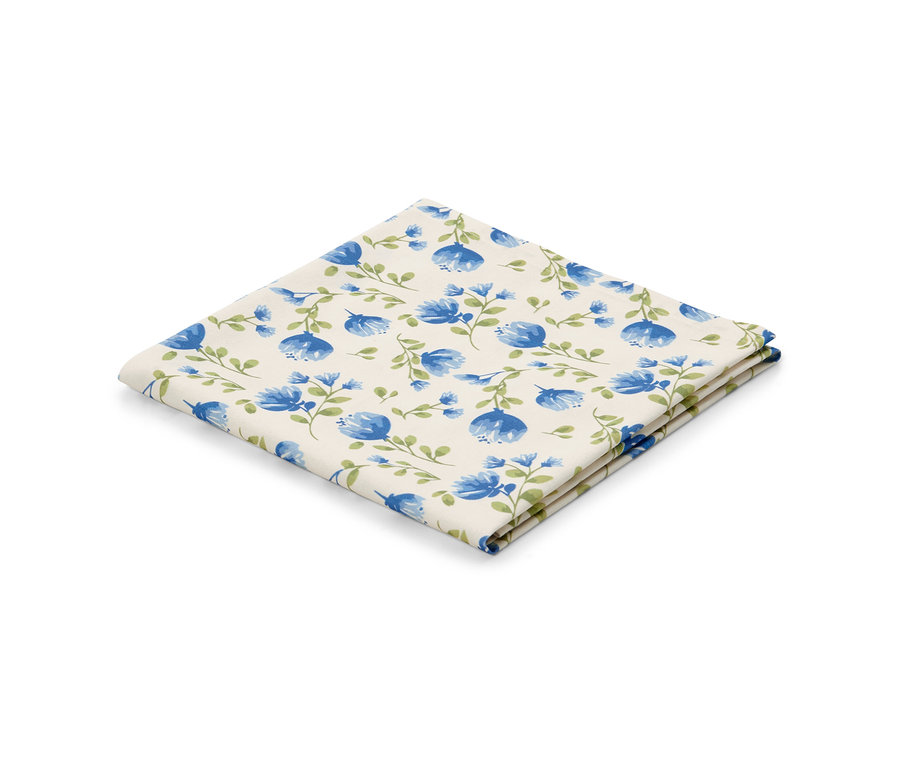 Gefaltete abwischbare Tischdecke, ca. 90 x 90 cm, mit blauem Blumenmuster.