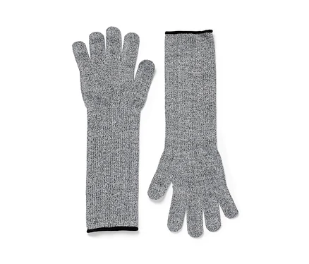 Zwei graue Schnittschutzhandschuhe mit langen Ärmeln liegen auf einem weißen Hintergrund.