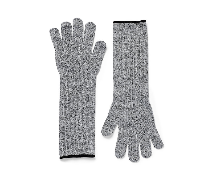 Zwei graue Schnittschutzhandschuhe mit langen Ärmeln liegen auf einem weißen Hintergrund.