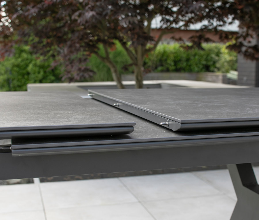 Detailansicht des steingrauen deVries Alu Ausziehtischs, 160/210, mit Ausziehplatte.