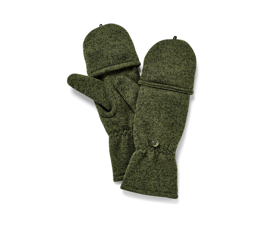Zwei khaki Strickfleece-Klappfäustlinge liegen auf einem weißen Hintergrund.