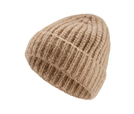 Eine camel-farbene Strickmütze liegt vor einem weißen Hintergrund.