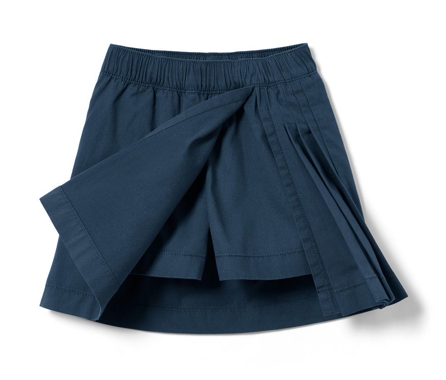 Detailaufnahme eines dunkelblauen Faltenrocks für Kleinkinder.