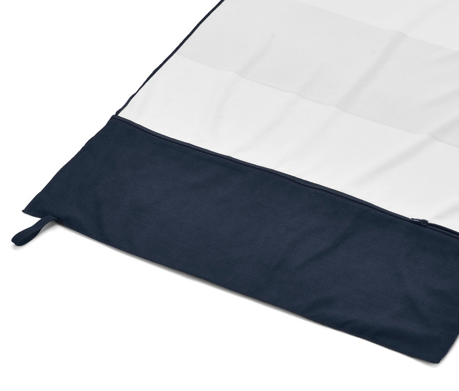 Blau-weißes Microfaser-Badetuch mit Lehnen-Überzug auf weißem Hintergrund.