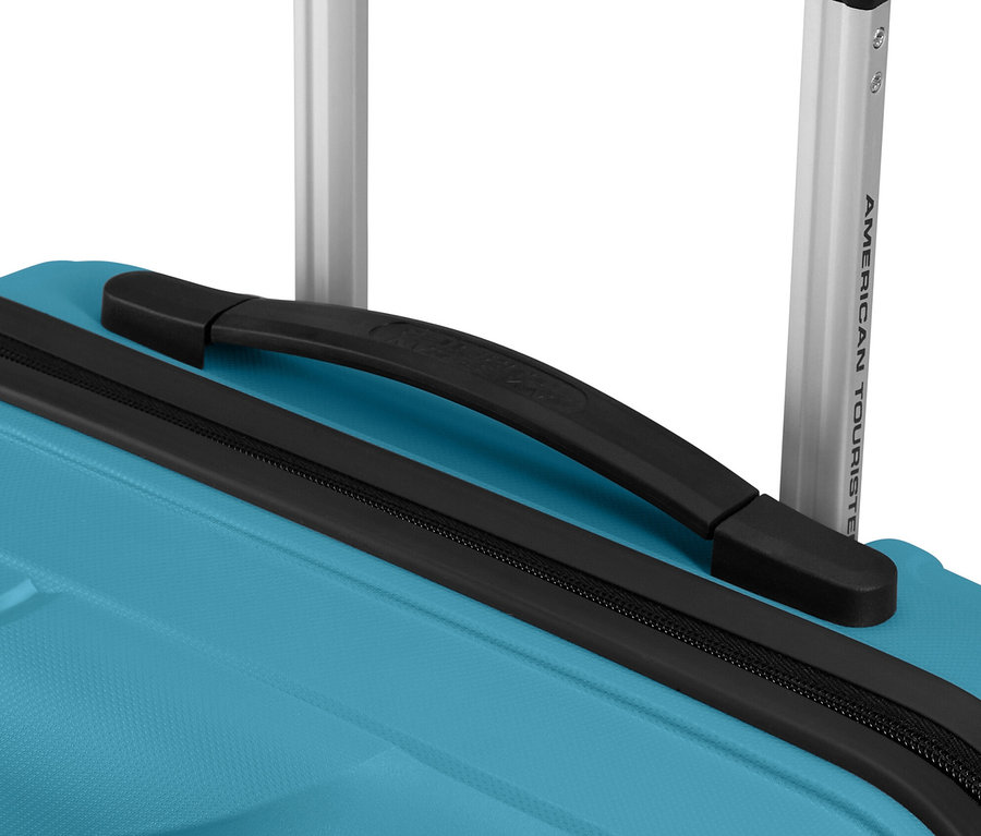 Detailansicht eines hellblauen American Tourister »Jetdriver 3.0« Koffers, Fokus auf Griff und Reißverschluss.